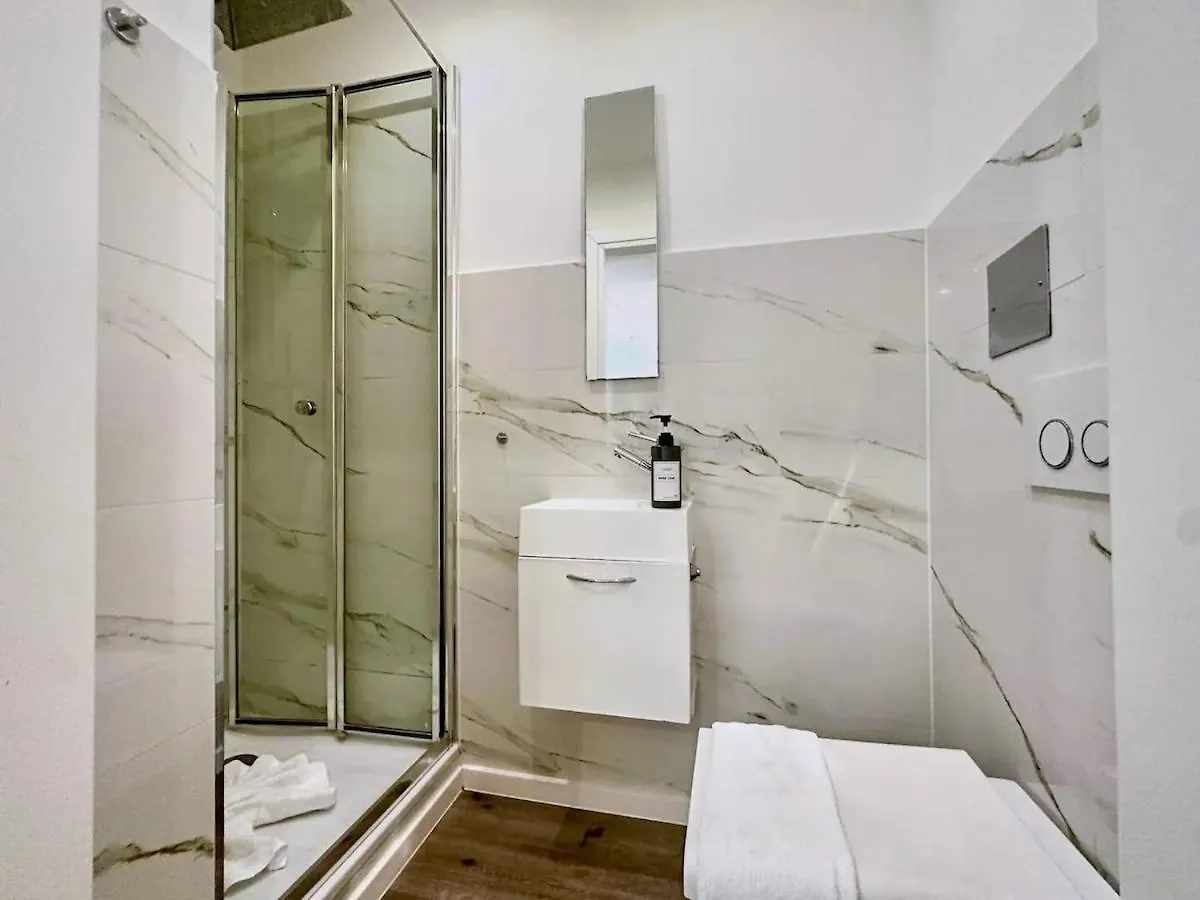 Innere Stadt I City Centre I Designer Flat Viena 0*,  Austria